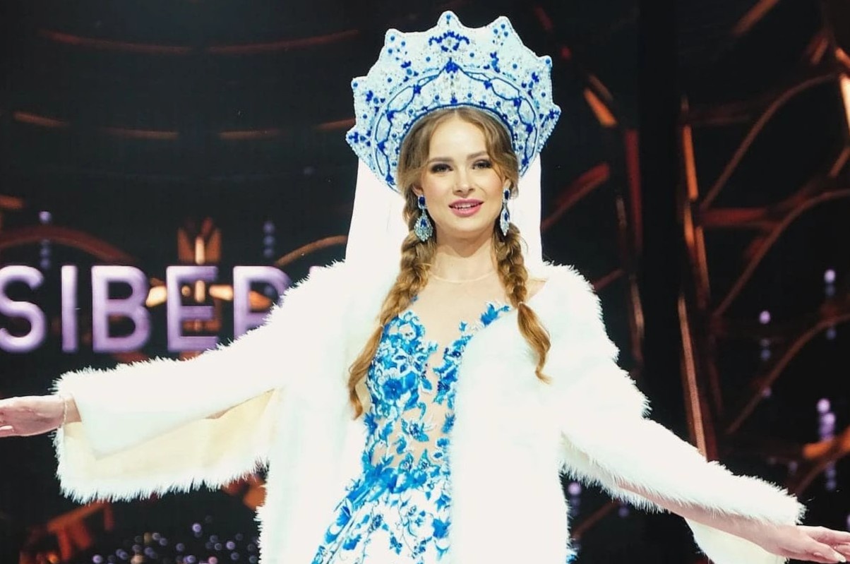 Nguoi dep Siberia dien vay cua Le Thanh Hoa tai Hoa hau Hoa binh hinh anh