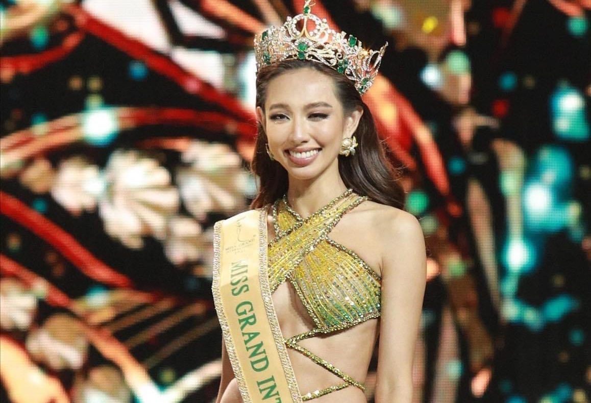 Ly do Thuy Tien chon vay khoe vong eo trong khoanh khac dang quang hinh anh