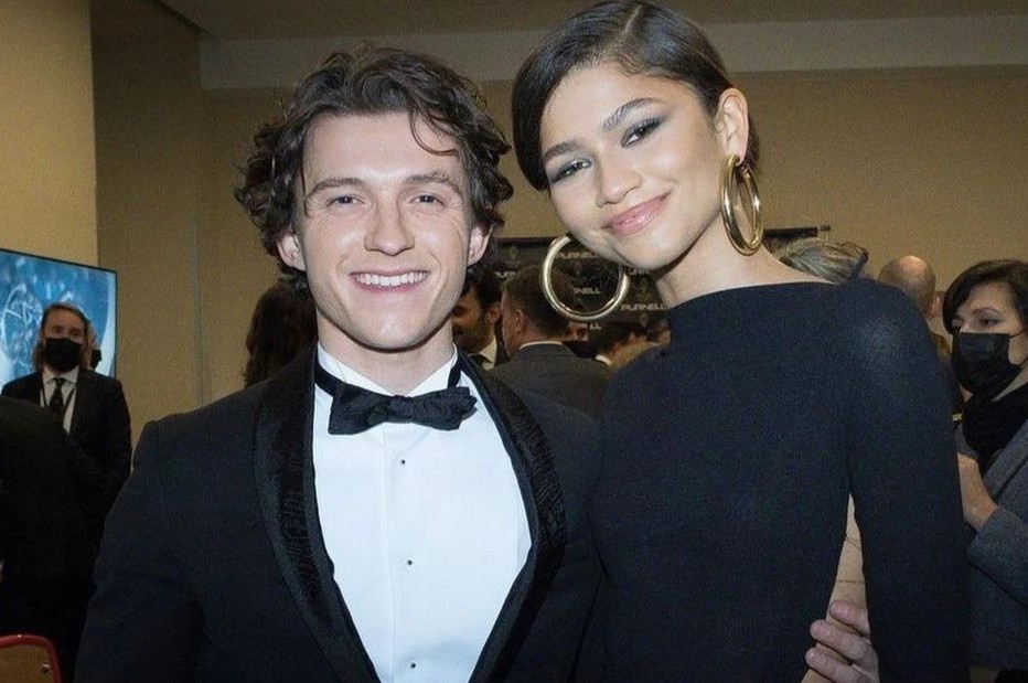 Phong cach 'Nguoi Nhen' Tom Holland va ban gai hinh anh