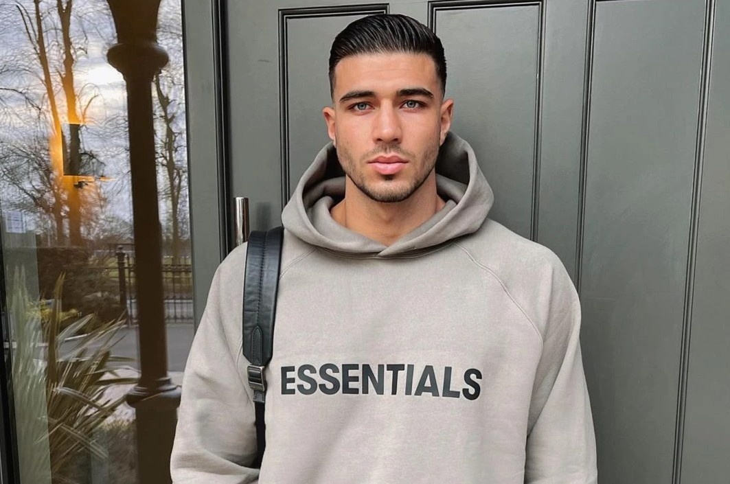 Vo si quyen anh Tommy Fury dam me ao hoodie hinh anh