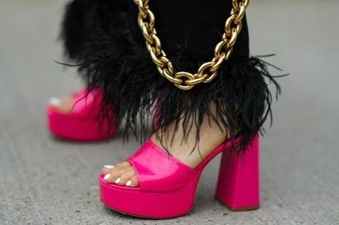 Cach di giay cao got giup ban thoai mai hinh anh