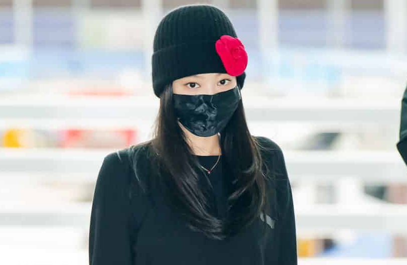 Mac sanh dieu voi mu len co logo hinh anh