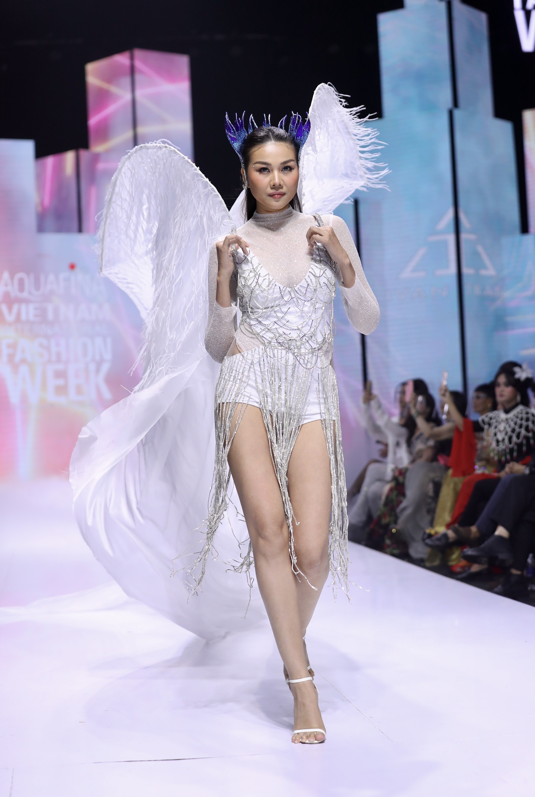 hoa hau khanh van anh 24