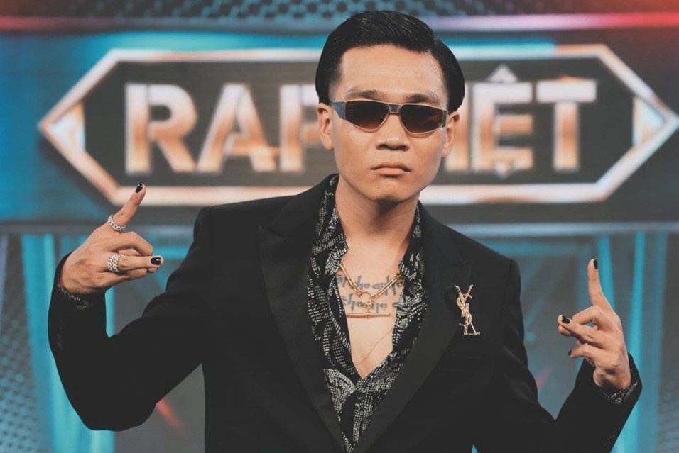 Phong cach khong on dinh cua Wowy hinh anh