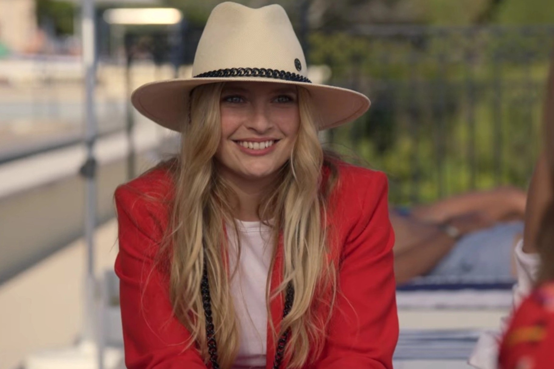 Tinh dich mac dep hon nu chinh o 'Emily in Paris 2' hinh anh