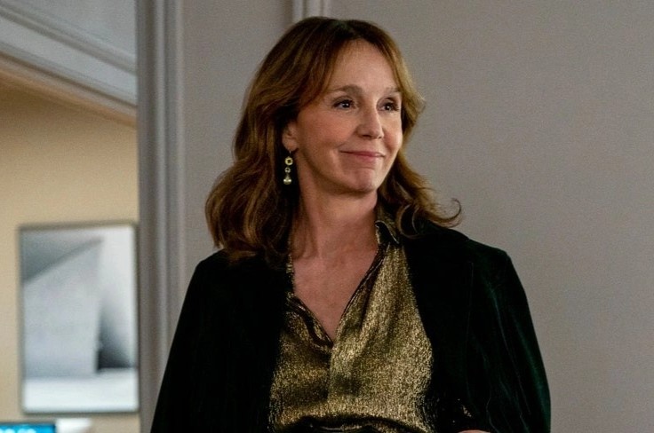 Phong cach cua sep nu quyen luc nhat 'Emily in Paris 2' hinh anh