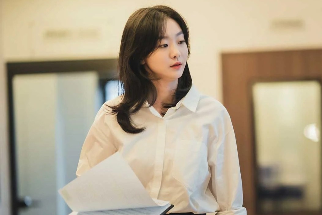 Hoc nu chinh 'Our Beloved Summer' cach phoi do cong so hinh anh