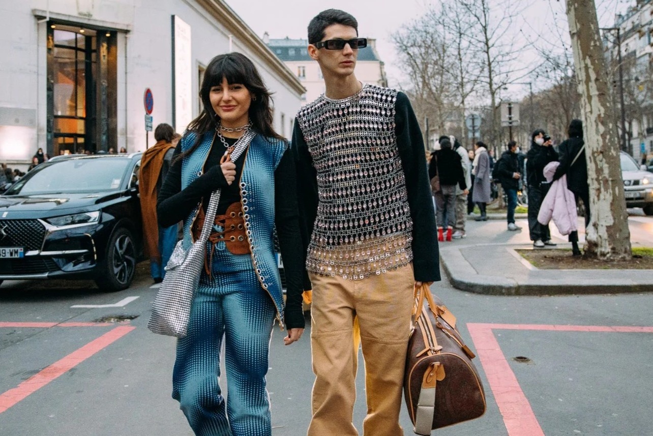 Khi dan ong Phap mac vay, ao ho bung hinh anh