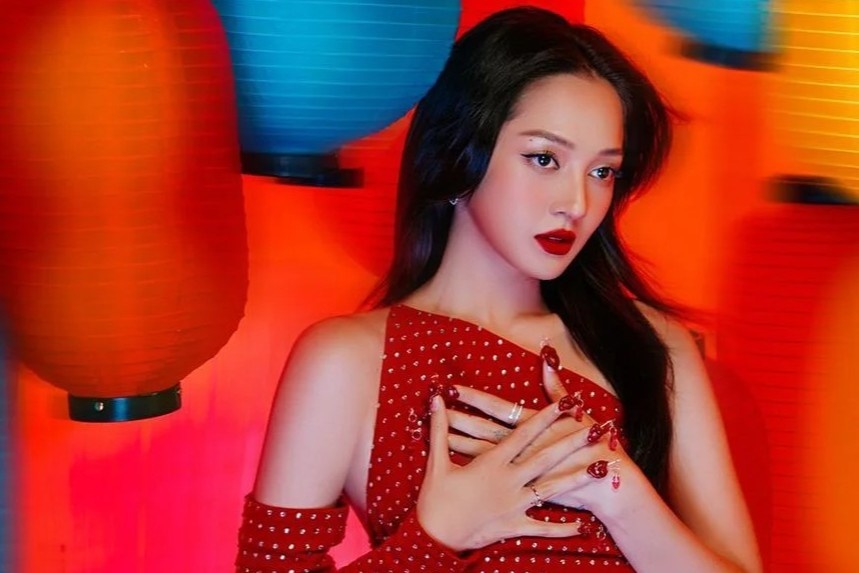 Sao Viet chuong sac do ngay mung Mot Tet hinh anh