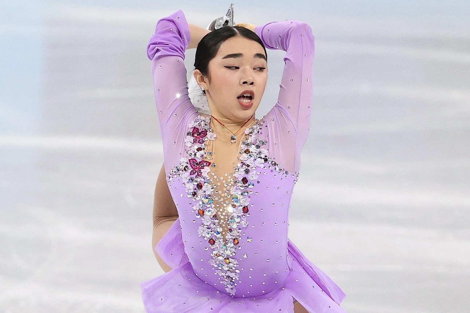 Hoa khoi truot bang mac vay me may o Olympic hinh anh