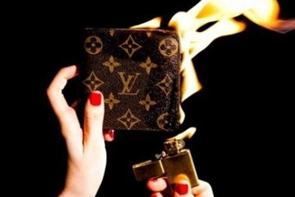 Khi Louis Vuitton, Gucci khong duoc dot hang ton kho hinh anh