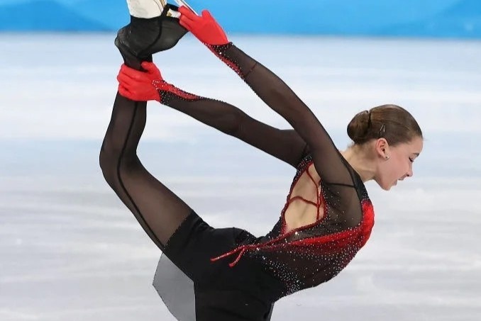Dang sau nhung bo trang phuc truot bang dep nhat Olympic 2022 hinh anh