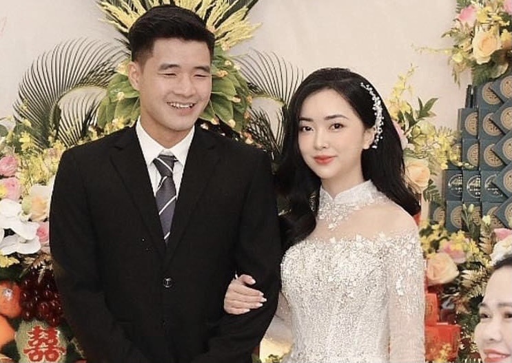 Vo Ha Duc Chinh dien ao dai dinh ket trong ngay vui hinh anh