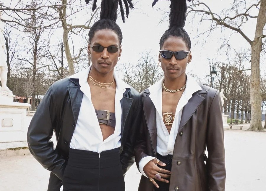 Nam gioi Phap mac vay, ao ho eo hinh anh