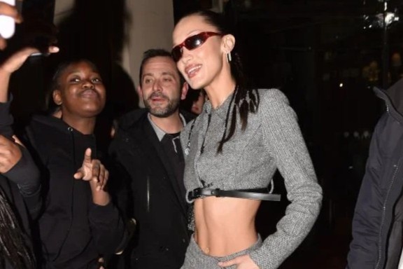 Bella Hadid lang xe kieu vay ngan, quan cap tre hinh anh