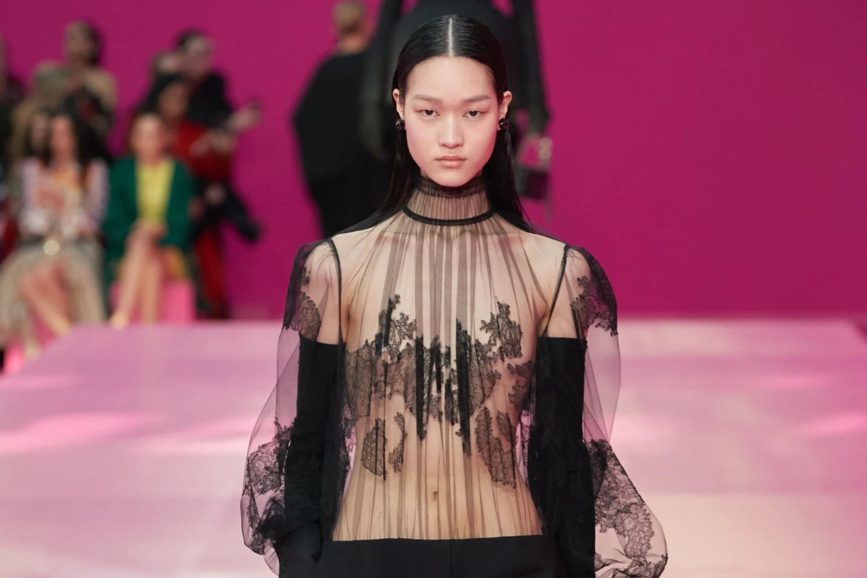 Dang sau bo do xuyen thau cua Valentino hinh anh