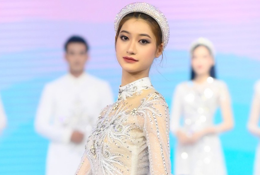 Y bac si TP.HCM bieu dien ao dai hinh anh