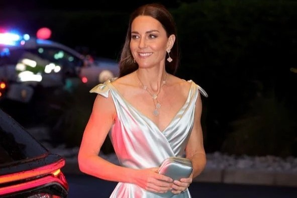 10 chiec vay Kate Middleton dien trong chuyen cong du hinh anh