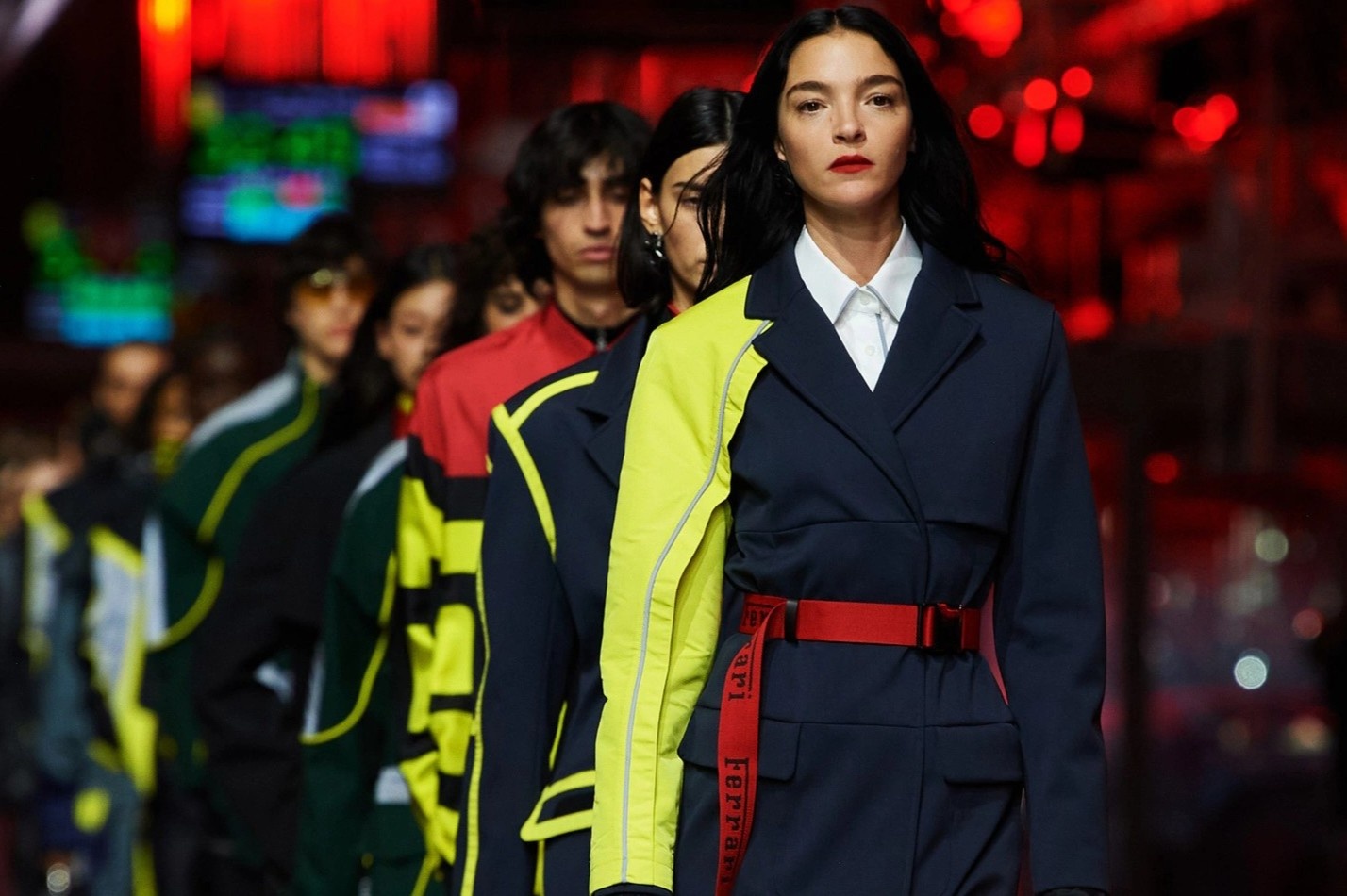 Hang xe sang chay dua ban quan ao hinh anh