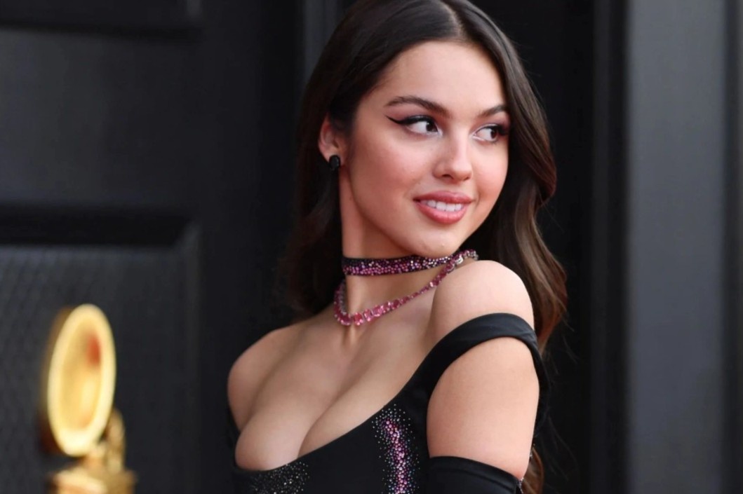 Chiec vay cua Olivia Rodrigo o Grammy 2022 giong 'Bridgerton' hinh anh