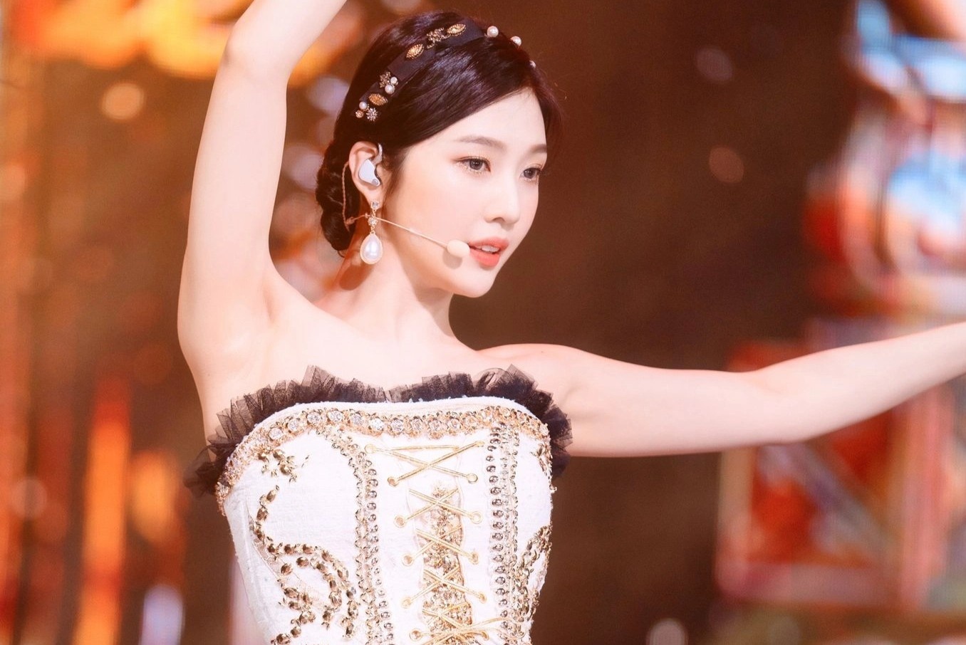 Trang phuc quy toc cua Red Velvet hinh anh