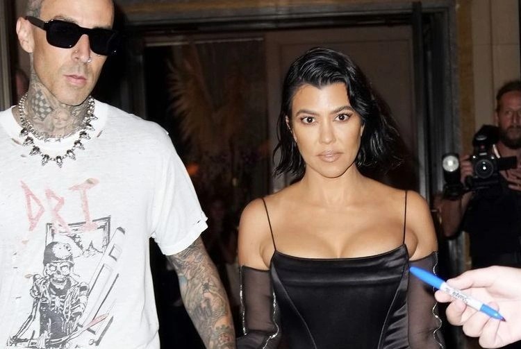 Kourtney Kardashian thay doi phong cach khi yeu Travis Barker hinh anh