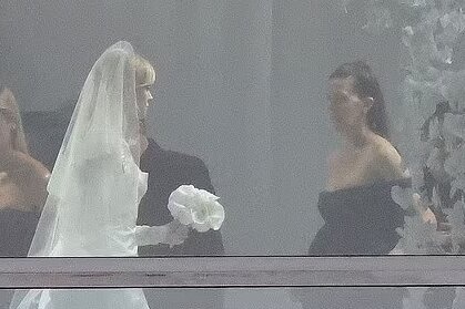 Vay cuoi cua vo Brooklyn Beckham hinh anh