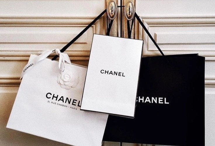 Nguoi Thuong Hai treo tui dung hang hieu o cua nha hinh anh