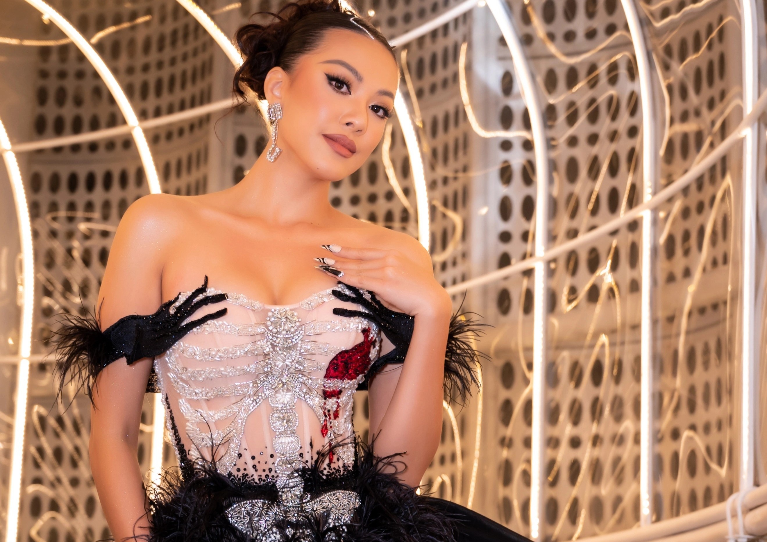 Khanh Van, Kim Duyen dien vay dinh ket tren tham do hinh anh