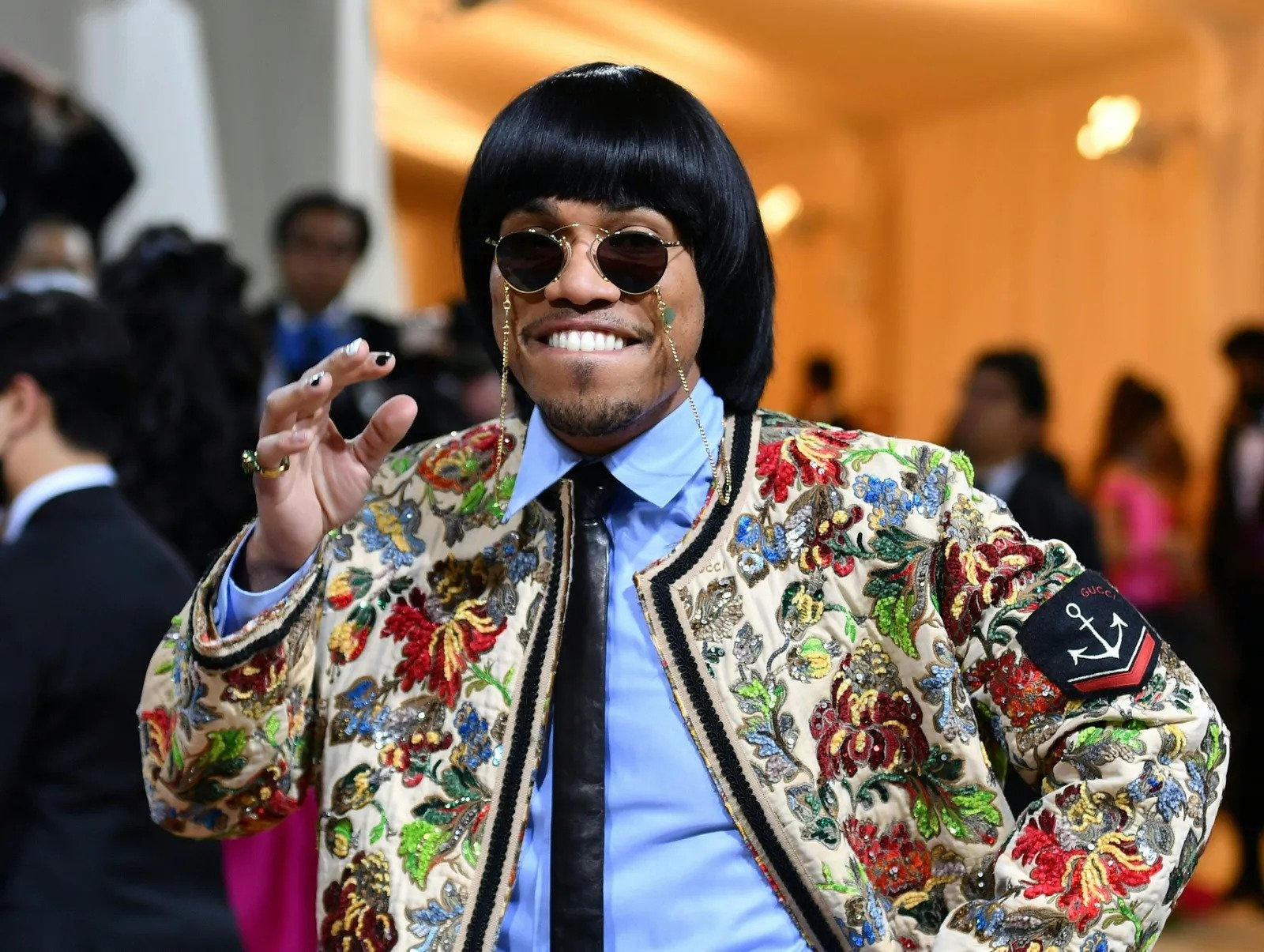 Nam gioi mac ao xuyen thau, son mong tay khong con la chuyen moi hinh anh