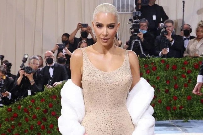 Chiec vay nude khien Kim Kardashian khon kho hinh anh