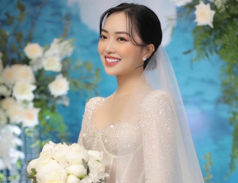 Hai vay cuoi siet eo cua vo Ha Duc Chinh hinh anh