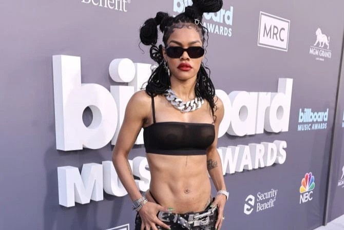 My nhan sexy nhat the gioi mang dep Crocs len tham do hinh anh