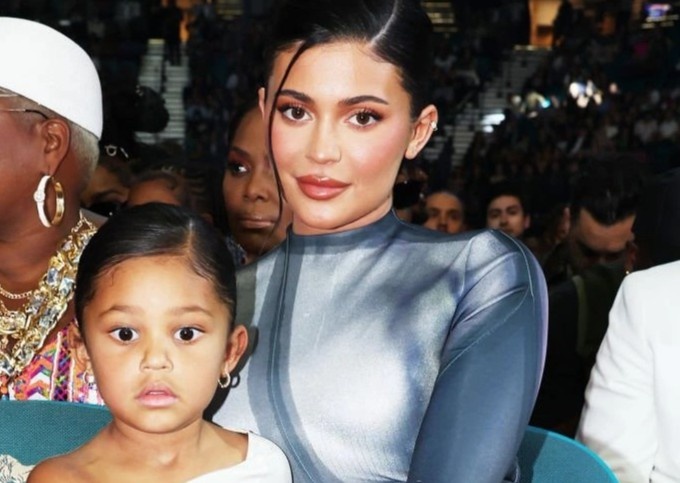 Kylie Jenner dua con gai den ung ho ban trai o Billboard 2022 hinh anh
