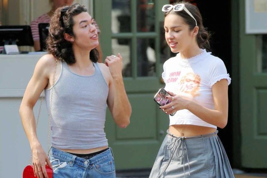 Nguoi tre san lung ao thun bo sat hinh anh