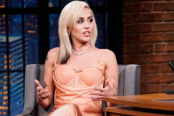 Miley Cyrus mac do ngu khi len song hinh anh