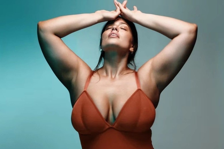 Mau ngoai co Ashley Graham chup anh noi y sau sinh hinh anh