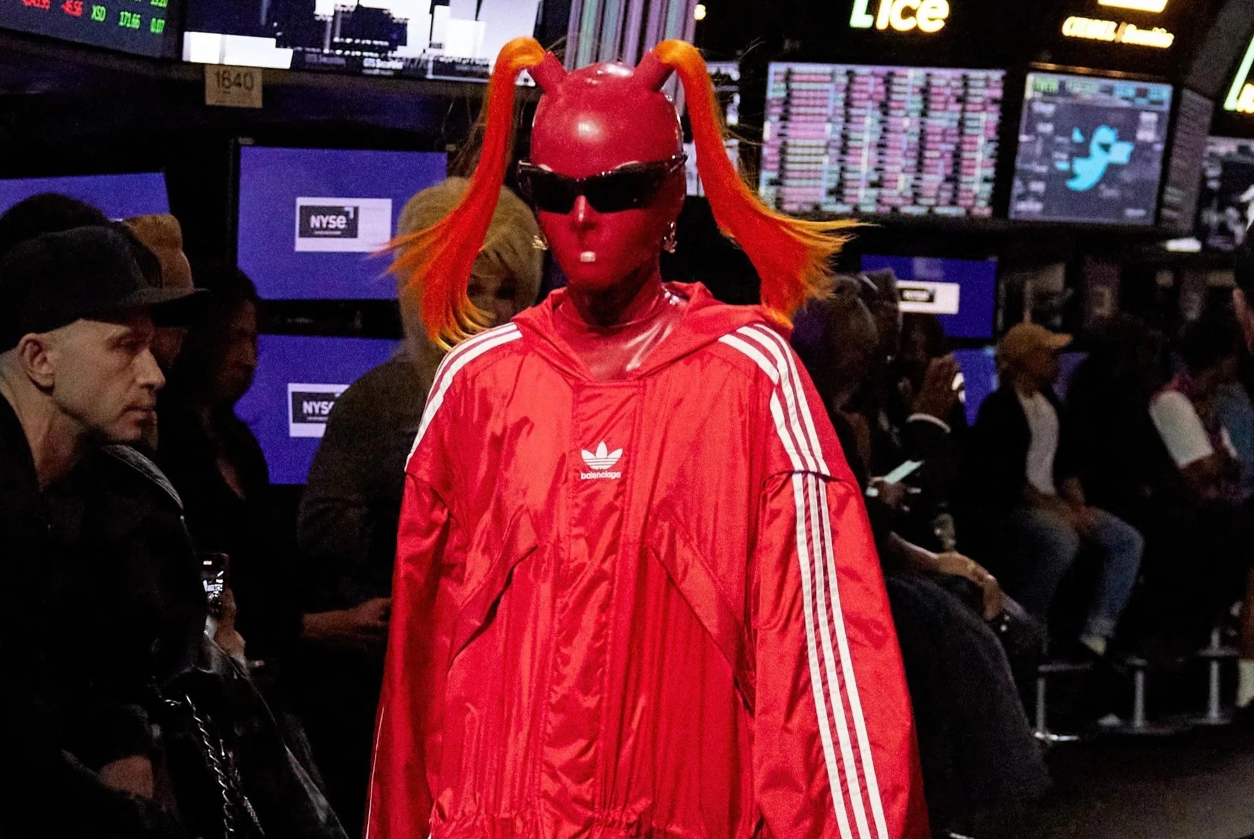 Balenciaga de nguoi mau boc kin co the bang cao su hinh anh