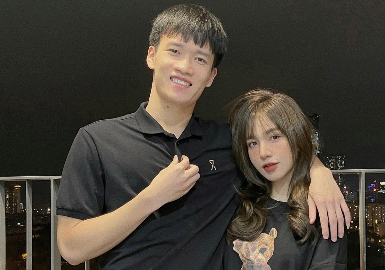 Phong cach Hoang Duc khi di canh ban gai hinh anh