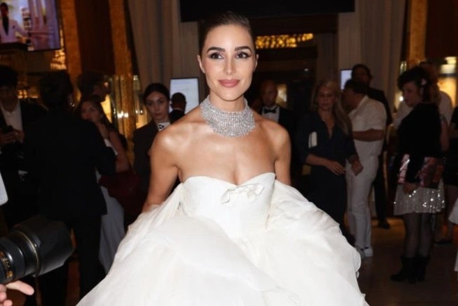 Hoa hau Olivia Culpo can tro giup tren tham do hinh anh