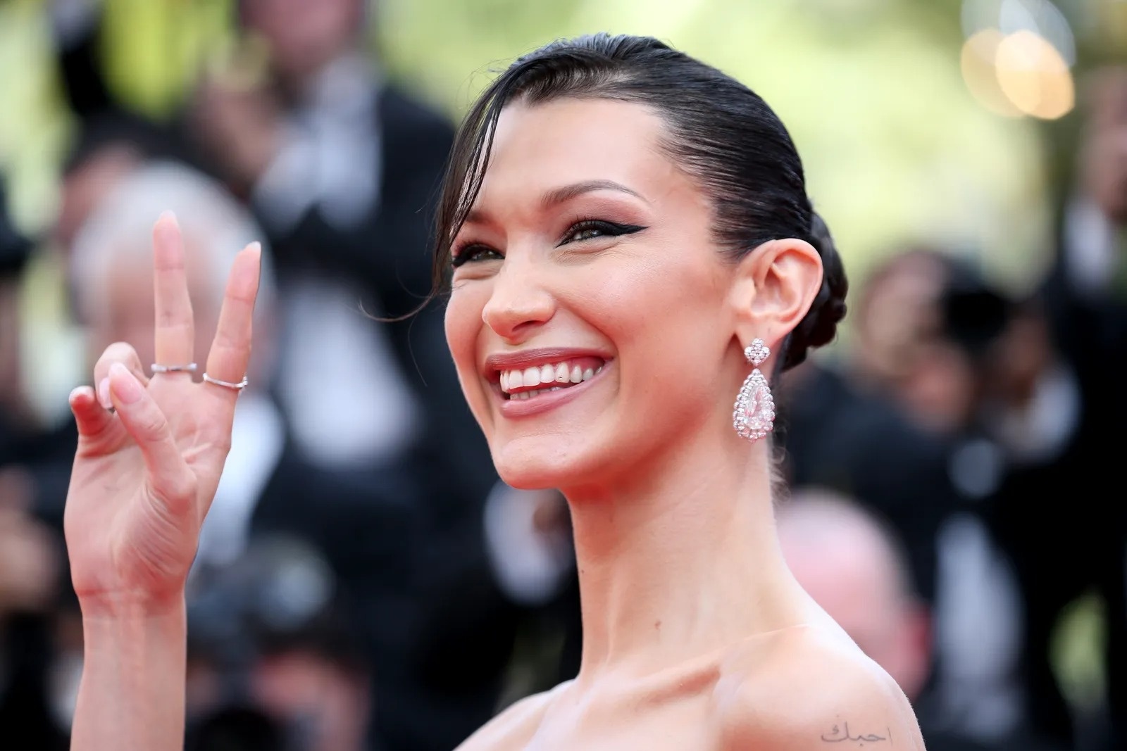 bella hadid đính răng kim cương ảnh 2 bella hadid dinh rang kim cuong anh 2