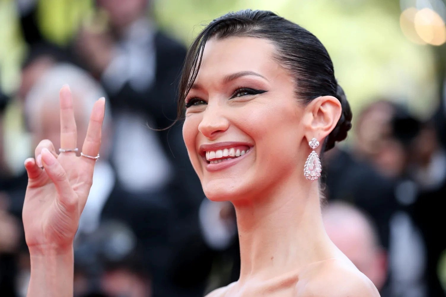 Chiec rang kim cuong cua Bella Hadid hinh anh