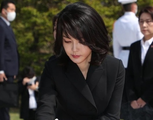 Phong cach don gian cua de nhat phu nhan Han Quoc hinh anh