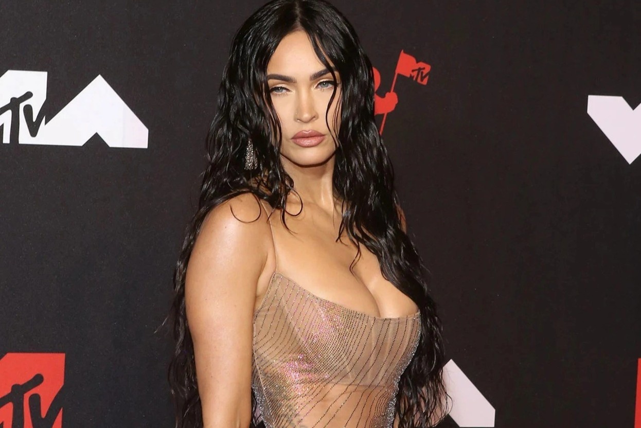 Megan Fox phan doi quan jeans cap tre hinh anh