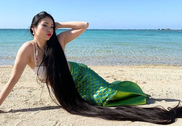 Co gai co mai toc dai 2,1 m hinh anh