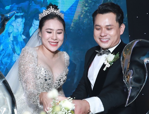 Vay cuoi che bung bau cua Ho Bich Tram hinh anh