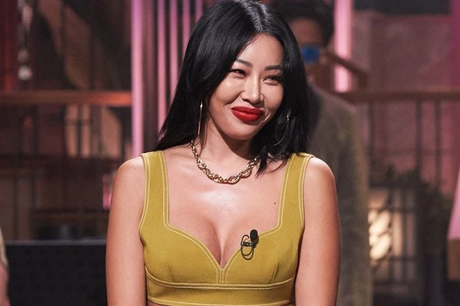 Dinh kien phu nu mac vay ngan, ho mot chut da thit la khoe than hinh anh