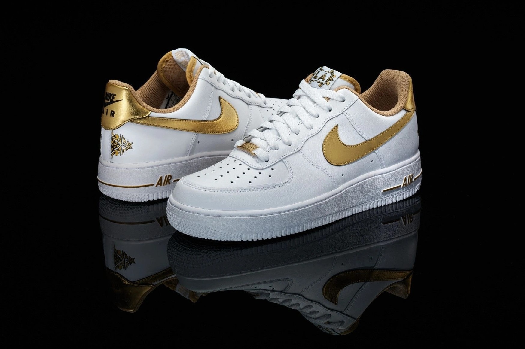 Sai lam cua dan ong khi di sneakers trang hinh anh