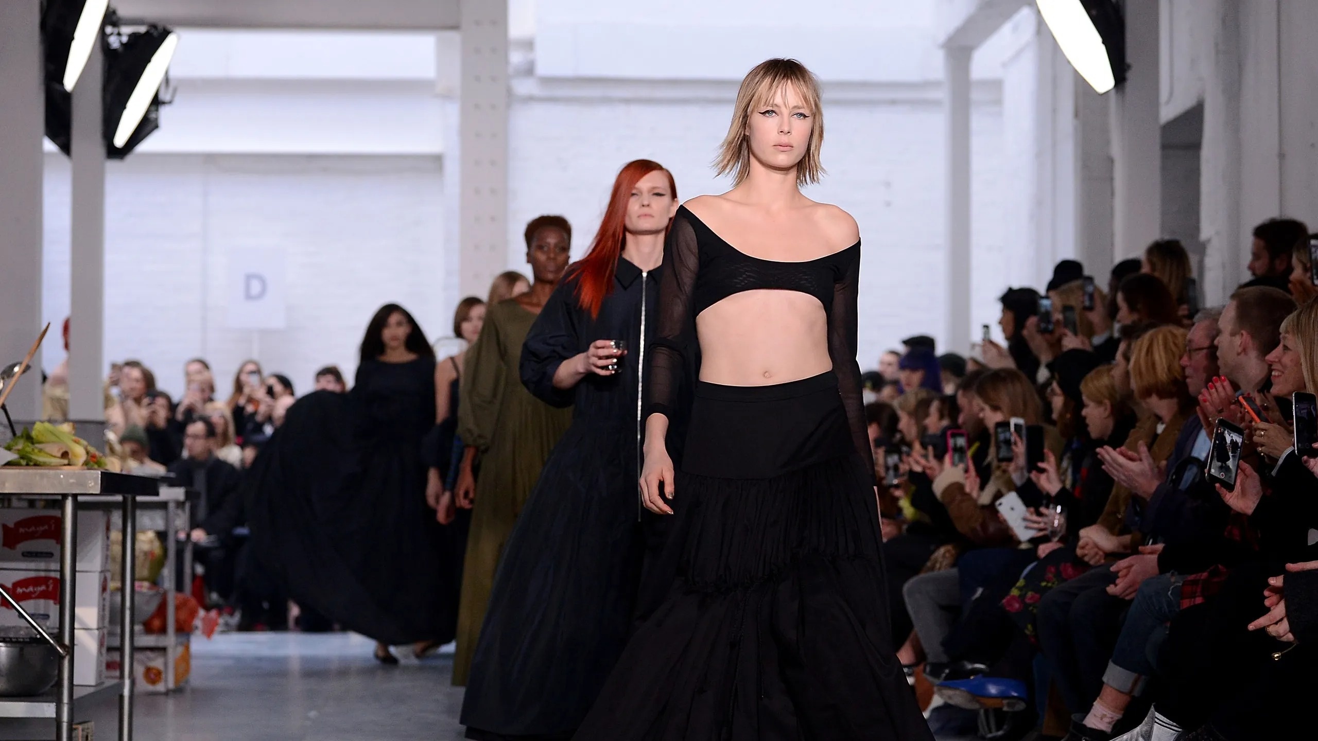 nguoi mau bi lam dung anh 9