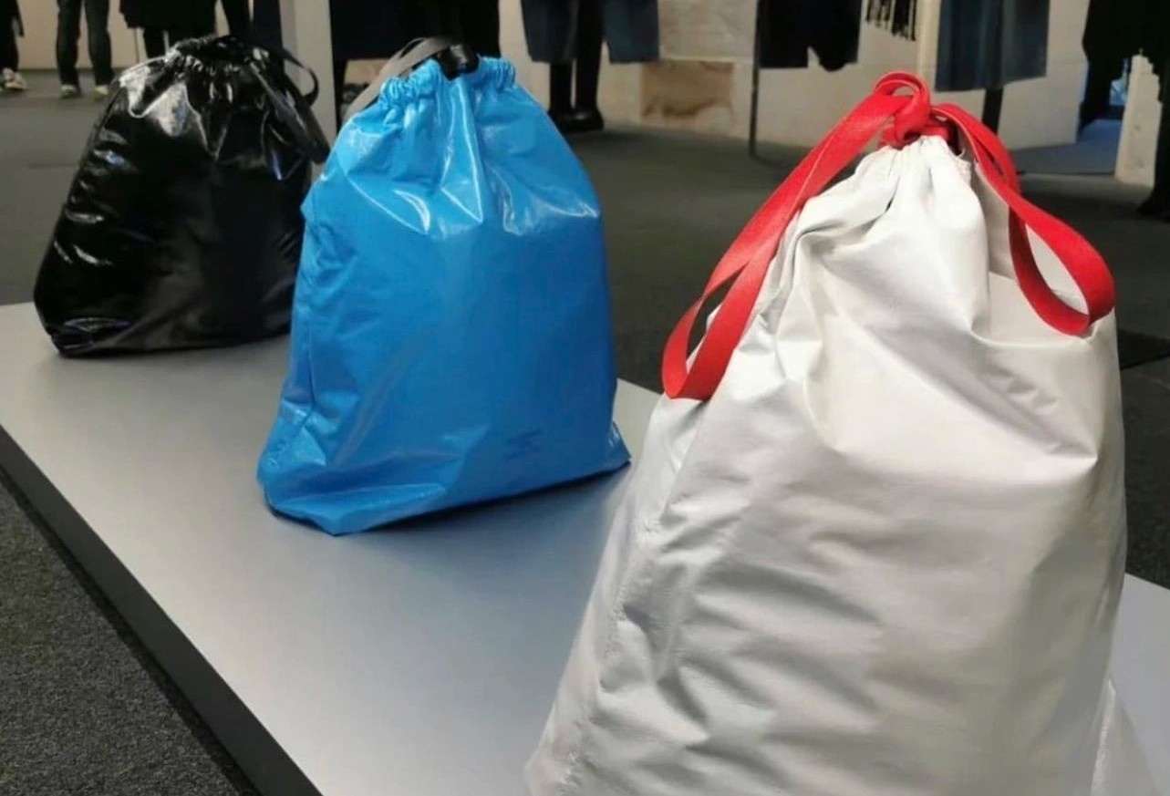 Balenciaga dang ban tui rac gia 1.790 USD hinh anh